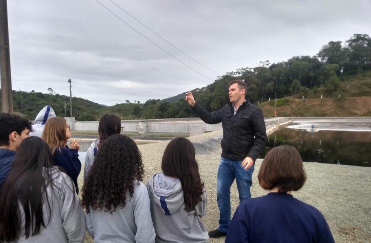 Alunos do projeto Jovem Cidadão conhecem aterro sanitário