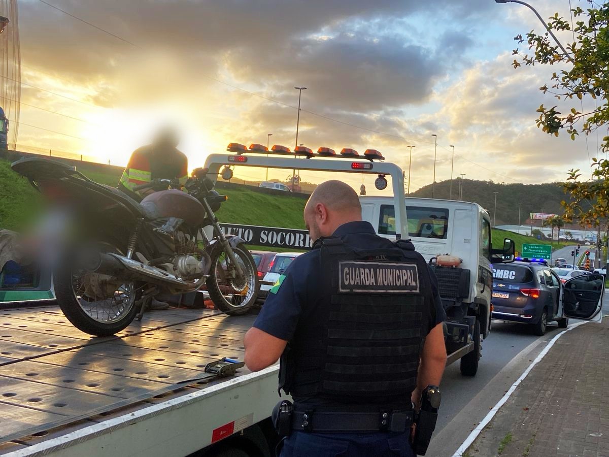 Motociclista é detido após furar sinal vermelho e fugir de abordagem