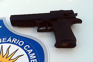 Pistola de pressão encontrada com o acusado era idêntica a uma pistola verdadeira. Foto: Divulgação / Guarda Municipal