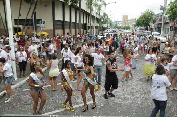 Trio Elétrico e marchinhas de época abrem o Carnaval de Itajaí