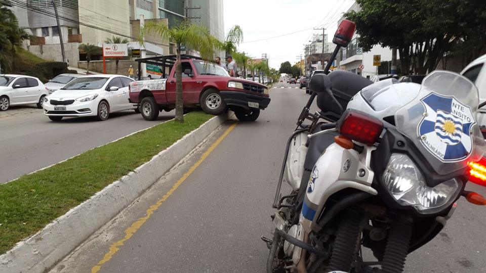 Camioneta fica sem freios e condutor evita colisão na Avenida do Estado