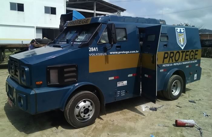 Bandidos assaltam carro forte em Itajaí