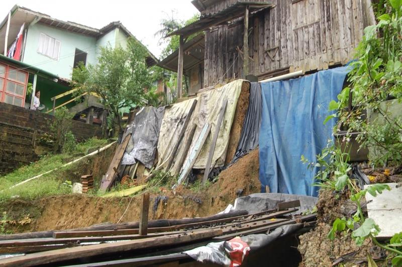 Risco de deslizamento preocupa Defesa Civil de Itajaí