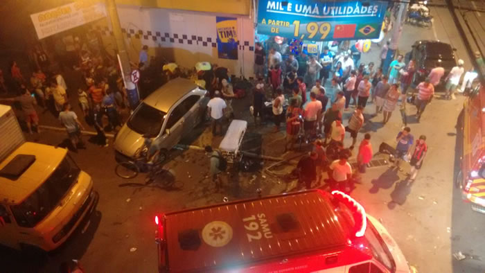 Local onde o motorista provocou o atropelamento e colisão com dois veículos, ficou cheio de populares que tentaram socorrer a vitima.