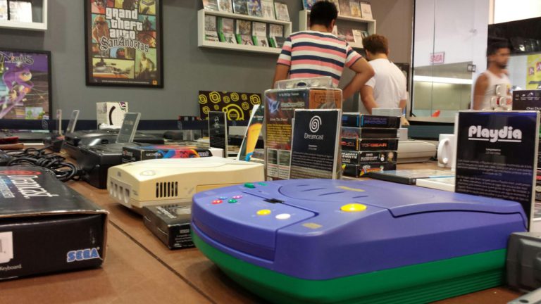 Museu do Videogame permite relembrar e até brincar com modelos antigos no Balneário Shopping