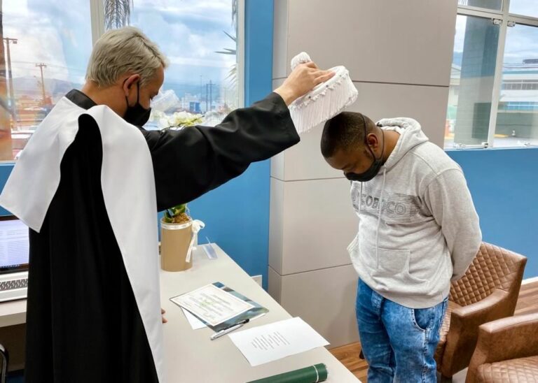 Primeiro imigrante refugiado contemplado com bolsa integral se forma na UniAvan