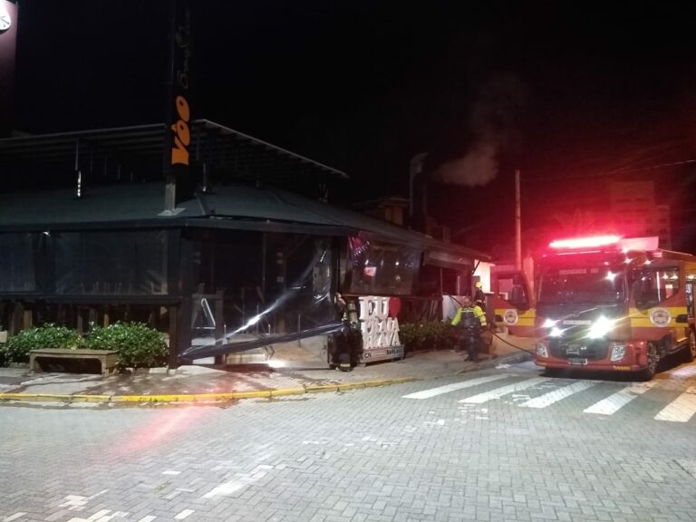 Bombeiros combatem incêndio em churrasqueira de restaurante na Praia Brava