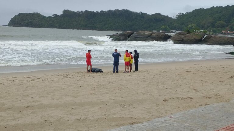 Corpo é encontrado boiando em Cabeçudas