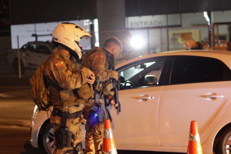 PM aborda mais de mil veículos e prende 2 por dirigirem alcoolizados no carnaval