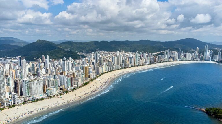 Nove dos 10 pontos da Praia Central estão próprios para banho, aponta IMA