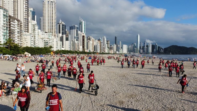 Operação de limpeza após o Réveillon promete manter a praia de Balneário Camboriú impecável