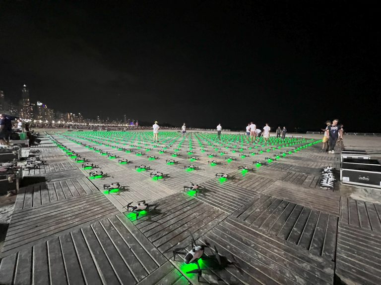 Espetáculo de drones surpreende na praia central durante teste para o show da virada