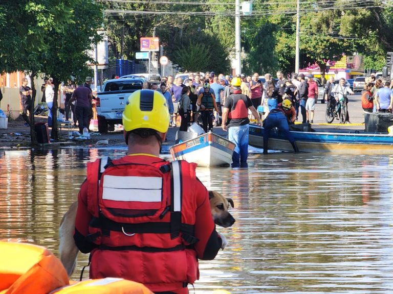 Bombeiros de SC já resgataram 2.959 pessoas no RS e encontraram 13 corpos