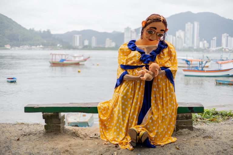 Boneca Gigante se apresenta em oito praças públicas de Itajaí