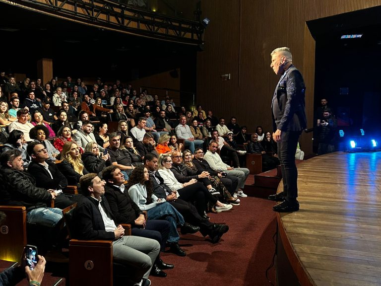 Estreia de “Toda Quinta, Eri Pinta” no Teatro Municipal Bruno Nitz com casa lotada