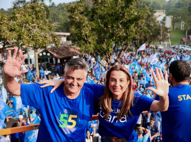 Juliana Pavan mobiliza eleitores em caminhada na Região Sul de Balneário Camboriú