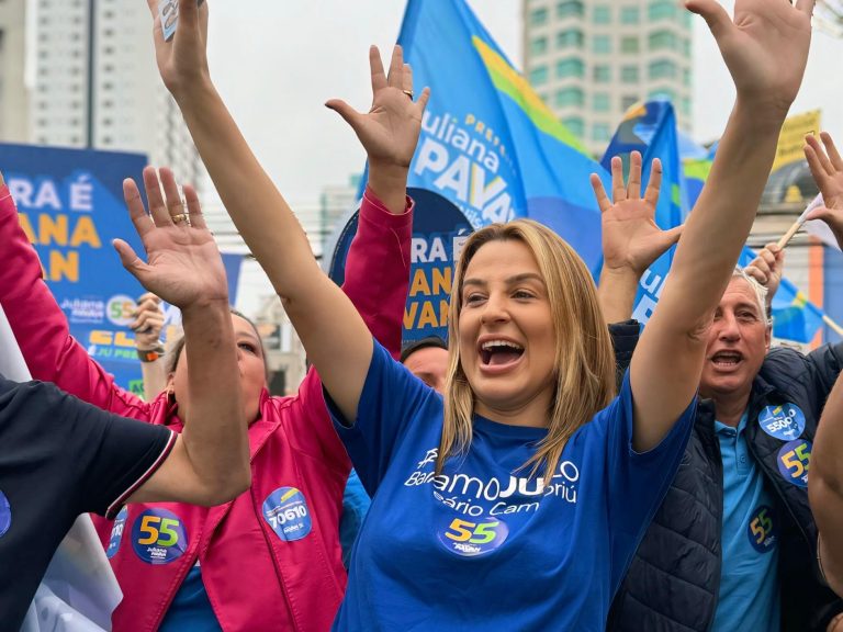 Juliana Pavan (PSD) realiza bandeiraço na Avenida Central