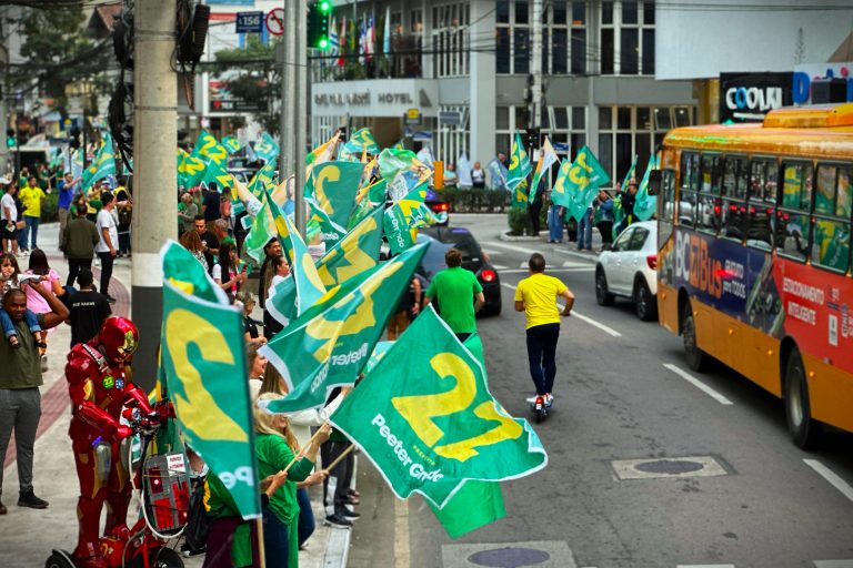 Apoiadores de Peeter e David realizam bandeiraço na Avenida Brasil