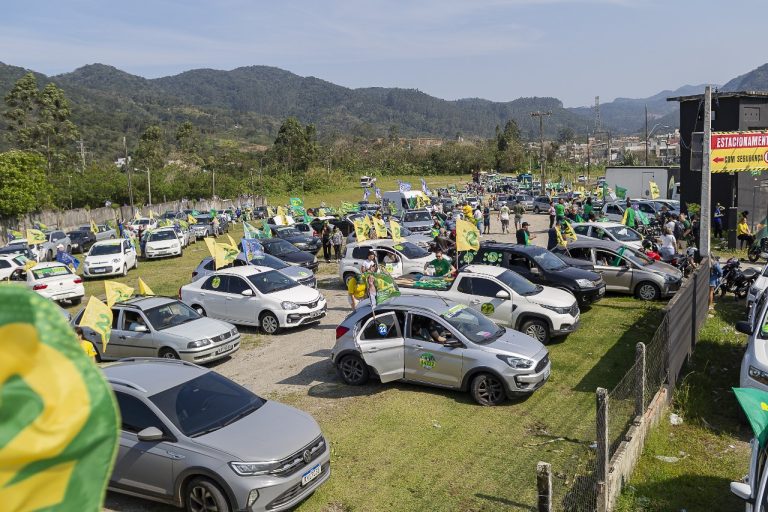 Ruas de Camboriú são tomadas por apoiadores em carreata de Ramon Jacob e John Lenon