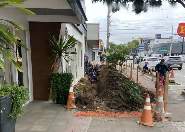 Conserto emergencial de manilha pluvial causa interdição de calçada na 4ª avenida