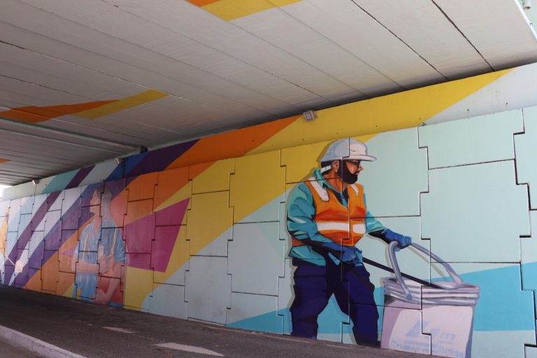 Viaduto de Balneário Camboriú ganha mural em homenagem aos trabalhadores