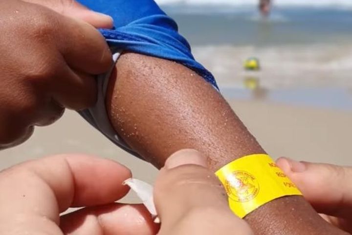 Pulseira de identificacao infantil em praias